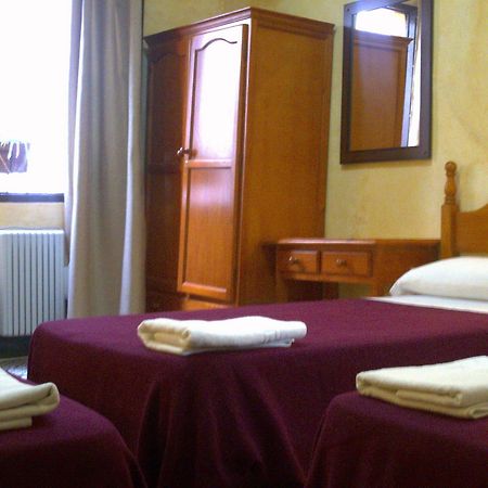 Pension Lisdos Sevilla Bagian luar foto
